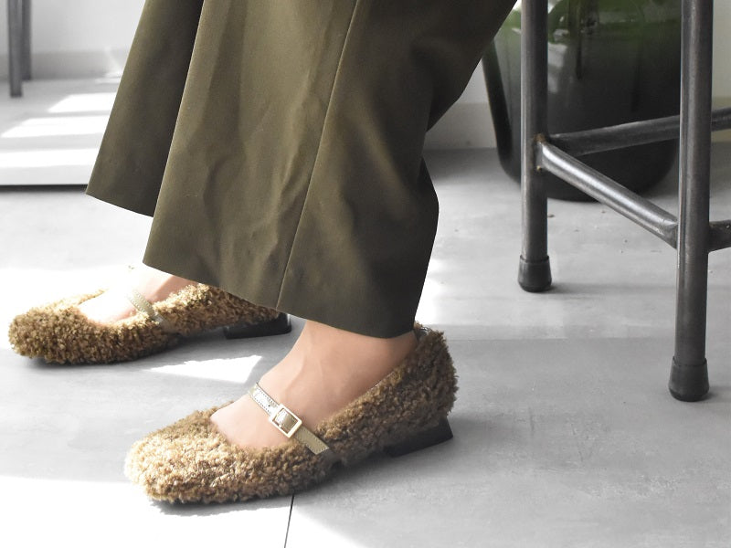 0001 スクエアモケモケメリージェーンシューズ AL2521K Blackmokemoke 木型 . OGA