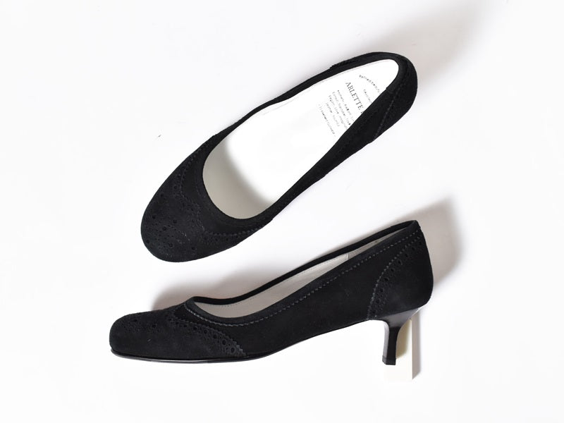 1016 ラウンドトウメダリオンクラシックパンプス AL2317P Blacksuede 木型No.H2546