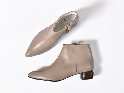 022  ポインテッドプレーンショートブーツ  AL2428B  Taupe　　木型No.HARVEST