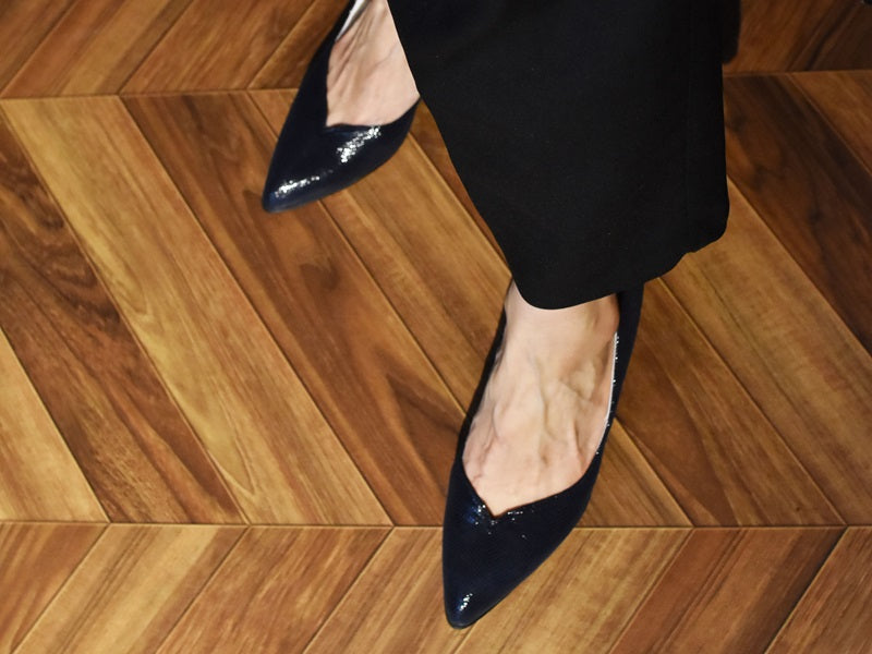 016  ポインテッドVカットパンプス　AL2418P   Blacklizard　　木型No.HARVEST